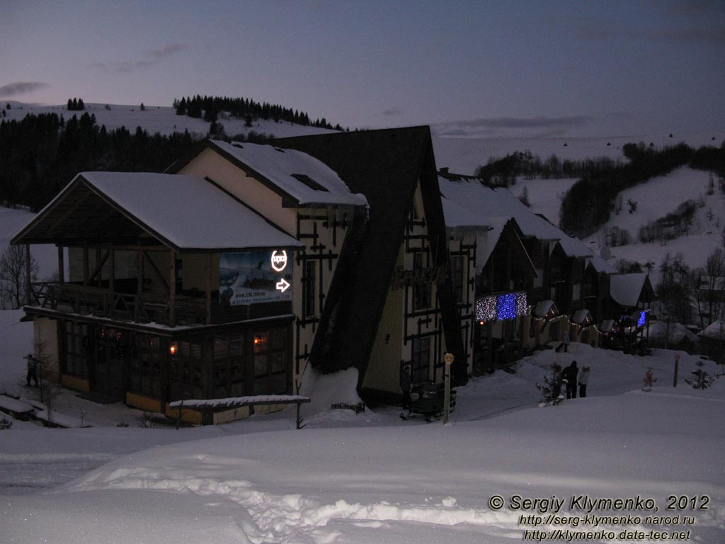 Закарпатская область, горнолыжный курорт Изки. Фото. Ресторан «Магур» и двухэтажный гостиничный комплекс вечером.