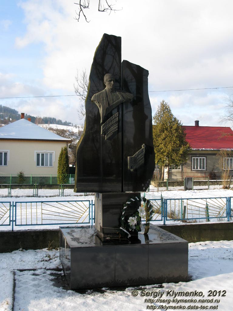 Закарпатье, поселок Ясиня. Фото. Памятник Дмитрию Климпушу (1897-1959).