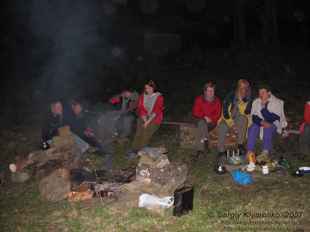 Фото Карпат, наш базовый лагерь в районе селения Топильче. Поздний вечер у костра.