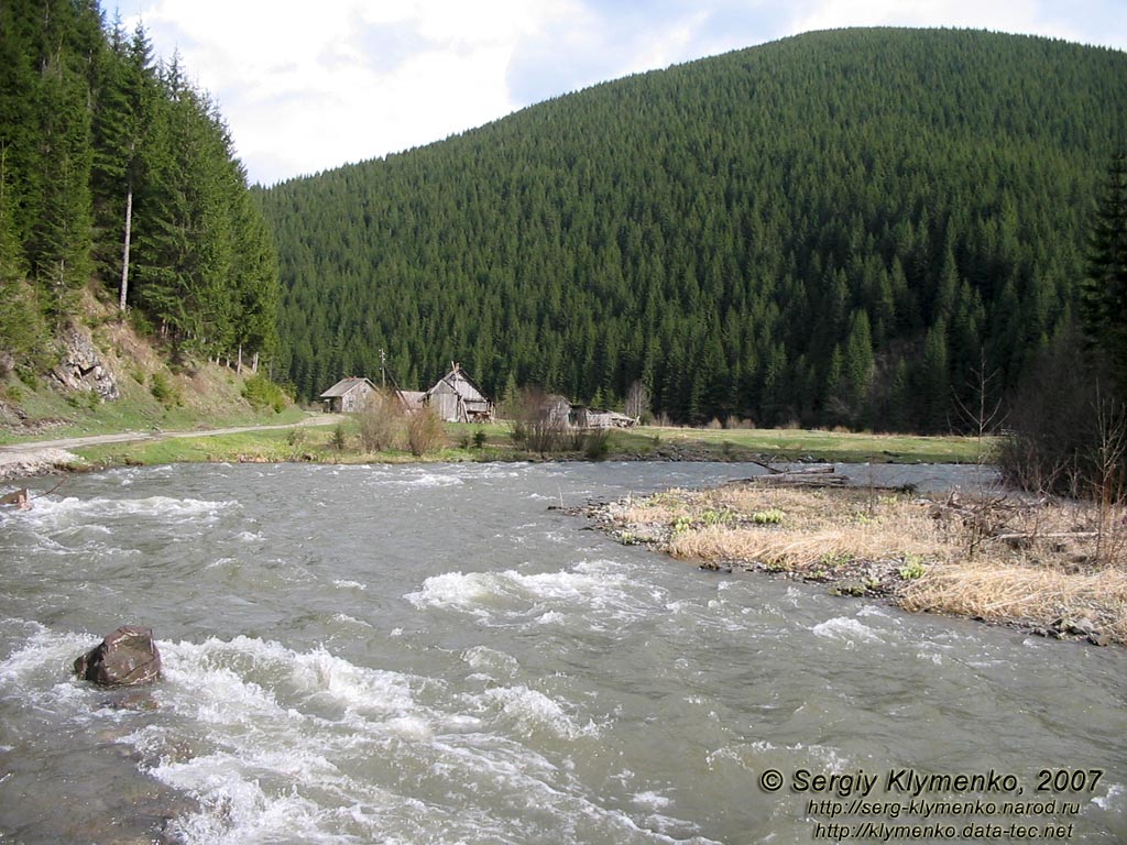 Фото Карпат, Черный Черемош и покинутая усадьба в районе впадения в Черный Черемош потока Альбин (47°54'01