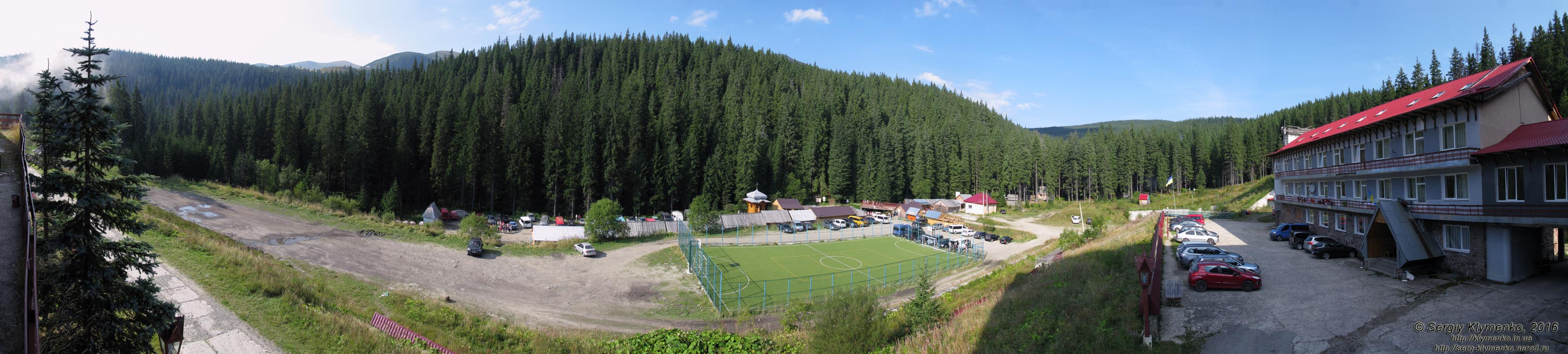 Фото Карпат. Ворохтянская высокогорная учебно-спортивная база «Заросляк». Панорама (~270°) территории базы и окружающих гор.