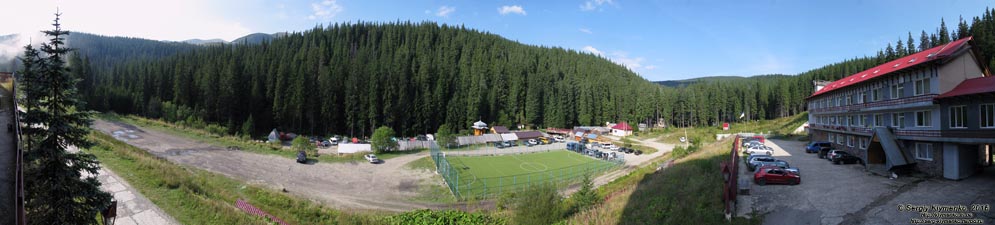 Фото Карпат. Ворохтянская высокогорная учебно-спортивная база «Заросляк». Панорама (~270°) территории базы и окружающих гор.