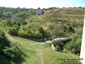 Подолье, Черновицкая область. Фото. Хотинская крепость, мост через ручей, вдали - Ясские ворота.