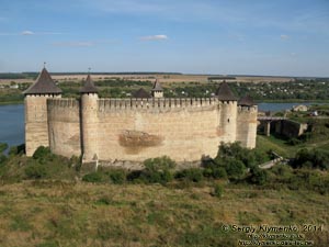Подолье, Черновицкая область. Фото. Хотинская крепость, вид на цитадель с юго-запада (от внешнего оборонного пояса крепости).