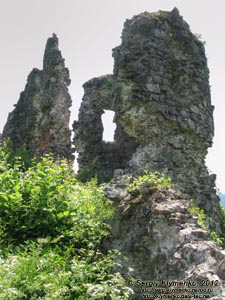 Закарпатская область. Хуст. Фото. Руины Хустского замка вблизи. Фрагмент.