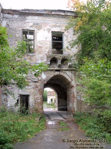 Ровенщина. Клевань. Фото. Ворота замка Чарторыйских, вид с въездного моста.