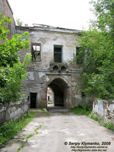 Ровенщина. Клевань. Фото. Ворота замка Чарторыйских, вид с въездного моста.