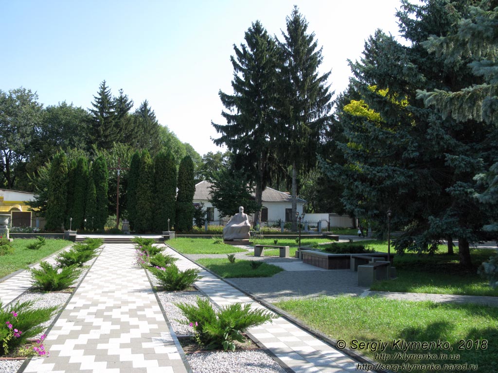 Коростышев (Житомирская область). Фото. Аллея возле костёла и памятник Густаву Олизару /Gustaw Olizar/ (1798-1865).