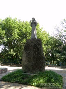 Коростышев (Житомирская область). Фото. Скульптура в парке бывшего имения Олизаров (50°19'13"N, 29°04'05"E).