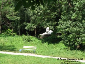 Коростышев (Житомирская область). Фото. Современная скульптура в парке бывшего имения Олизаров возле речки Тетерев.
