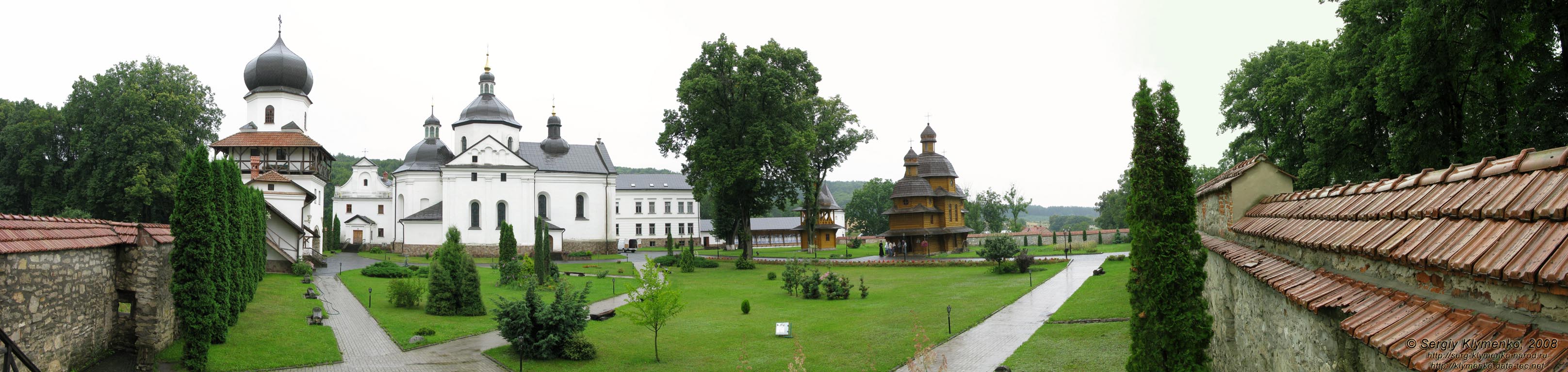 Львовщина. Крехов. Панорама (~120°) василианского монастыря изнутри (с оборонных стен).