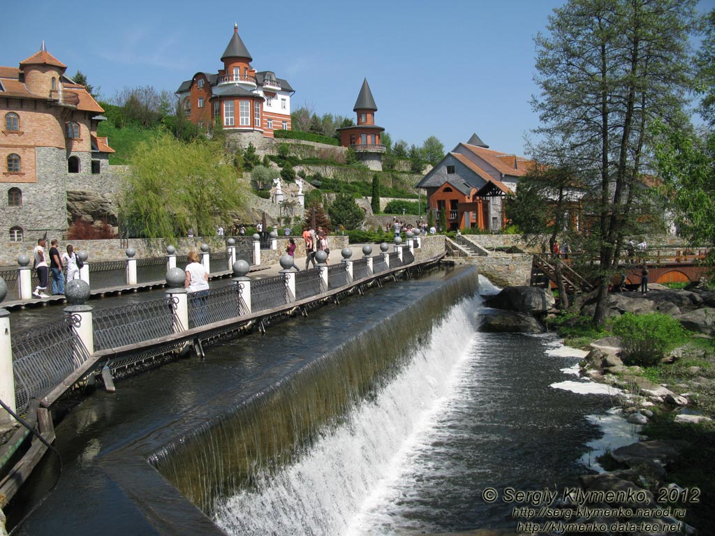 Киевская область, село Буки. Фото. Ландшафтный парк «Буки». Мост над дамбой частично залит водой.