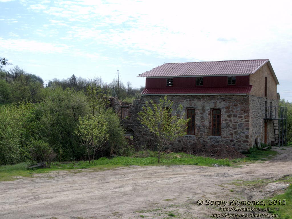 Черкасская область. Посёлок Буки. Фото. Одно из сооружений старой водяной мельницы на речке Горный Тикич.