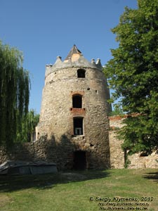 Хмельницкая область. Летичев. Фото. Круглая башня замка (XVI-XVII века), вид со стороны внутреннего двора замка.
