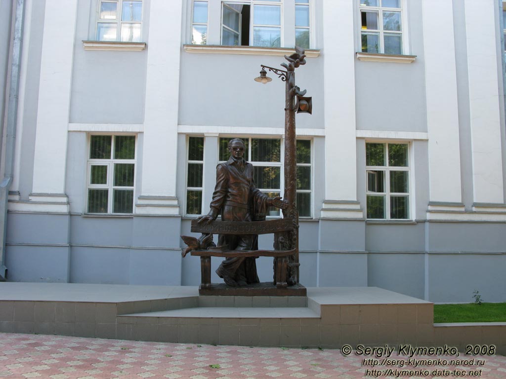 Фото Луганска. Памятник М. Матусовскому.