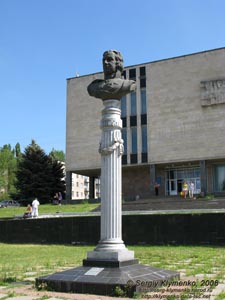 Фото Луганска. Памятник Карлу Гаскойну перед зданием Областного краеведческого музея.