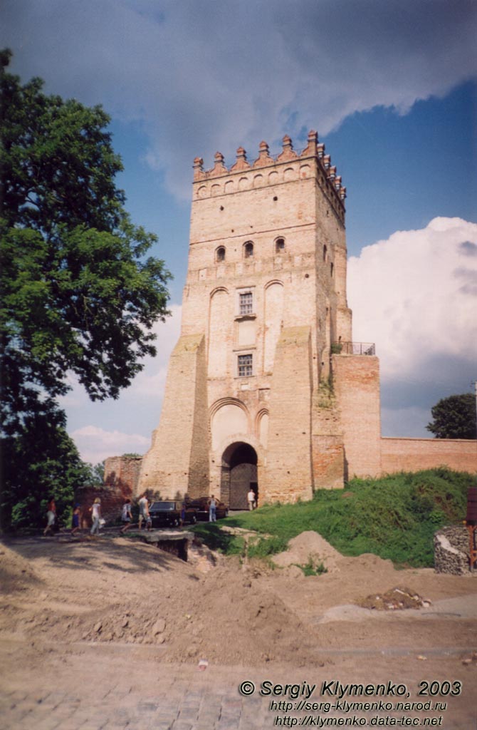 Луцк. Верхний замок. Вратная башня (вид снаружи замка).