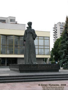 Луцк. Фото. Памятник Лесе Украинке (на Театральной площади).
