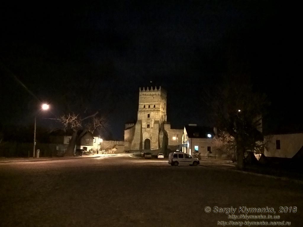 Луцк. Фото. Замковая площадь ночью. Вратная башня.