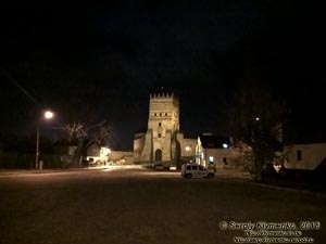 Луцк. Фото. Замковая площадь ночью. Вратная башня.