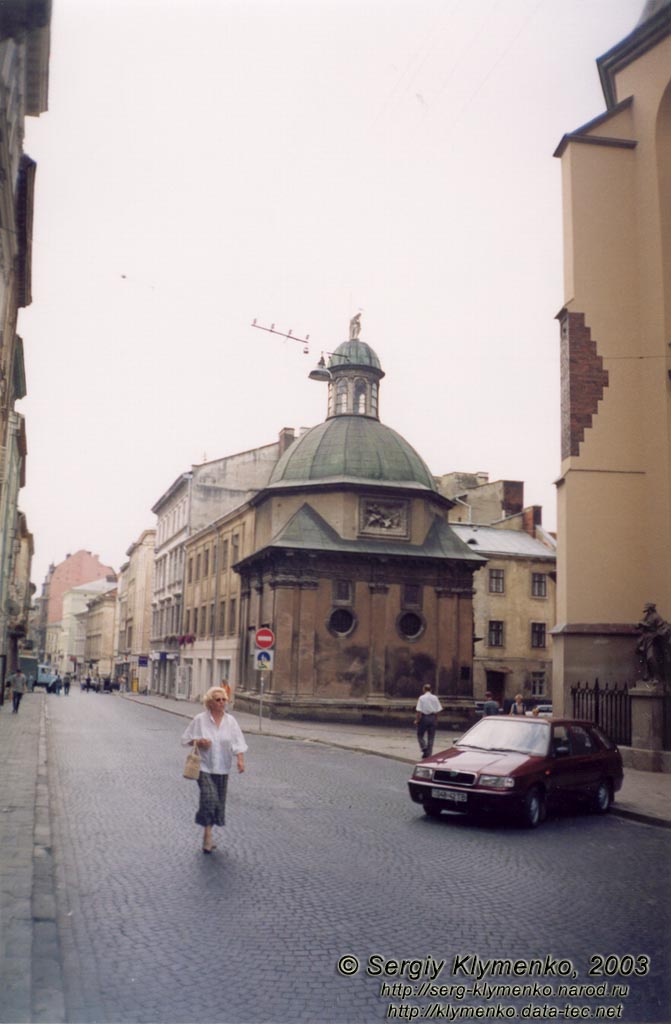 Львов. Каплица Боимов на улице Галицкой (справа - здание Латинского кафедрального собора).