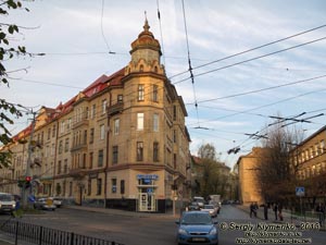 Львов. Фото. Здание на углу улиц Митрополита Андрея и Шептицких.