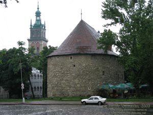 Львов. Фото. Пороховая башня (памятник архитектуры, 1554-1556 годы). Вид со стороны улицы Лысенко.