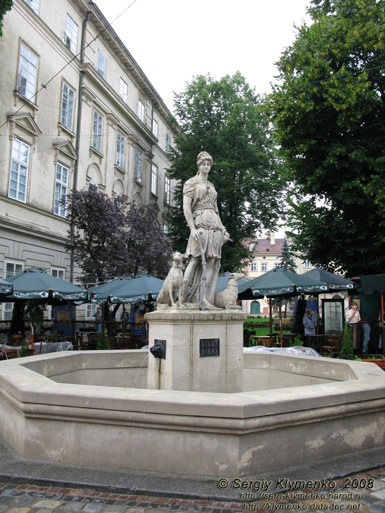 Львов. Фото. Площадь Рынок. Скульптуры-фонтаны возле Ратуши. Диана (Diana).