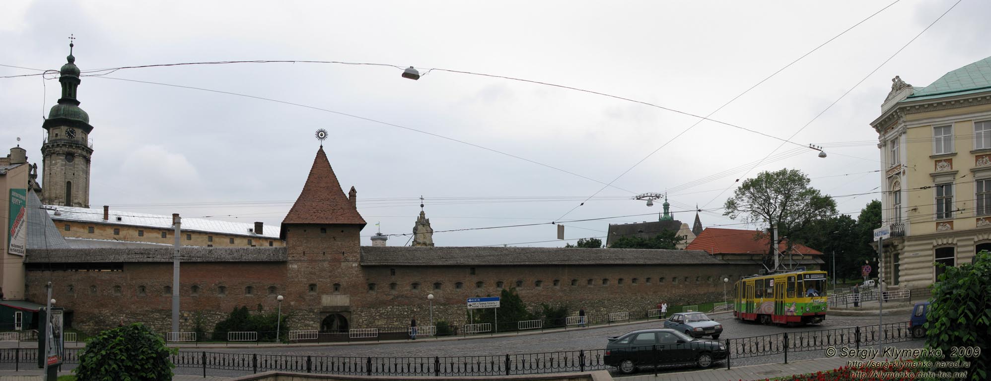 Львов. Фото. Панорама Мытной ("таможенной") площади. Вид на монастырь бернардинцев.