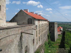 Закарпатская область. Мукачево. Фото. Замок «Паланок» (Palanok). Вид на западный корпус и западный бастион Среднего замка с западного бастиона Верхнего замка.