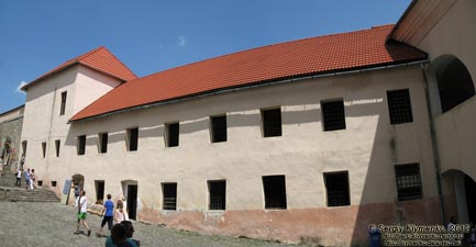Закарпатская область. Мукачево. Фото. Замок «Паланок» (Palanok). Средний замок. Восточный (двухэтажный) корпус.