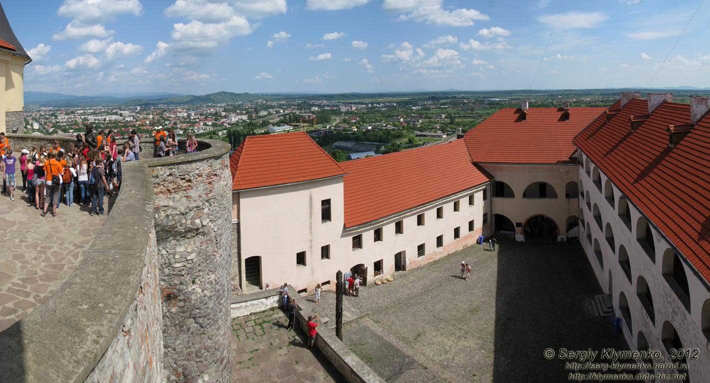 Закарпатская область. Мукачево. Фото. Замок «Паланок» (Palanok). Двор Среднего замка, вид со стороны Верхнего замка.