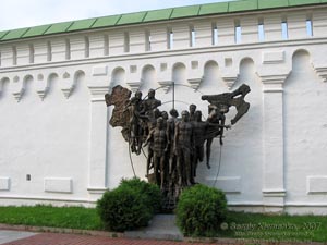 Новгород-Северский. Фото. Спасо-Преображенский монастырь. Памятник возле главного входа.