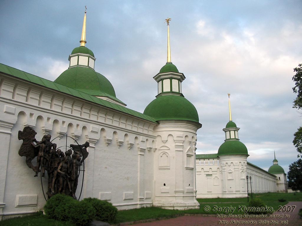 Новгород-Северский. Фото. Спасо-Преображенский монастырь. Памятник возле главного входа.