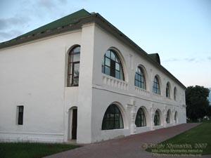 Новгород-Северский. Фото. Спасо-Преображенский монастырь. Бурса, памятник архитектуры 1635 года.