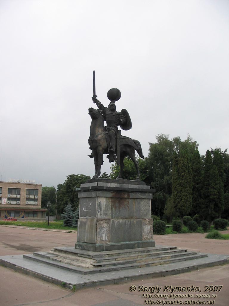 Новгород-Северский. Фото. Памятник на центральной площади города.