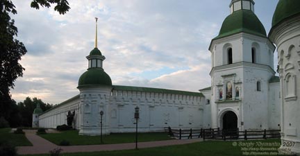 Новгород-Северский. Фото. Спасо-Преображенский монастырь. Главный вход: надвратная колокольня, стены и башни.