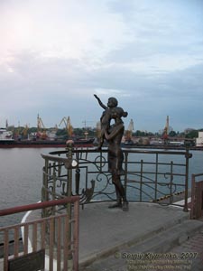 Одесса. Фото. Памятник «Жене моряка» на моле Одесского Морского вокзала.