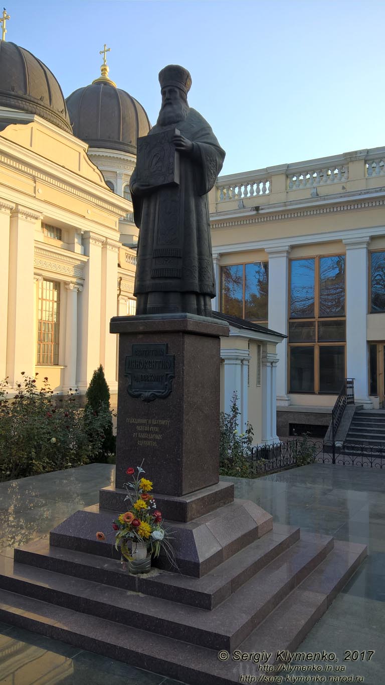 Одесса. Фото. Монумент Святителю Иннокентию Одесскому возле Спасо-Преображенского кафедрального собора.