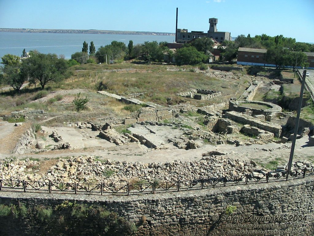 Белгород-Днестровский. Археологические раскопки античного города Тира (V в. до н.э.), вид со стен крепости.