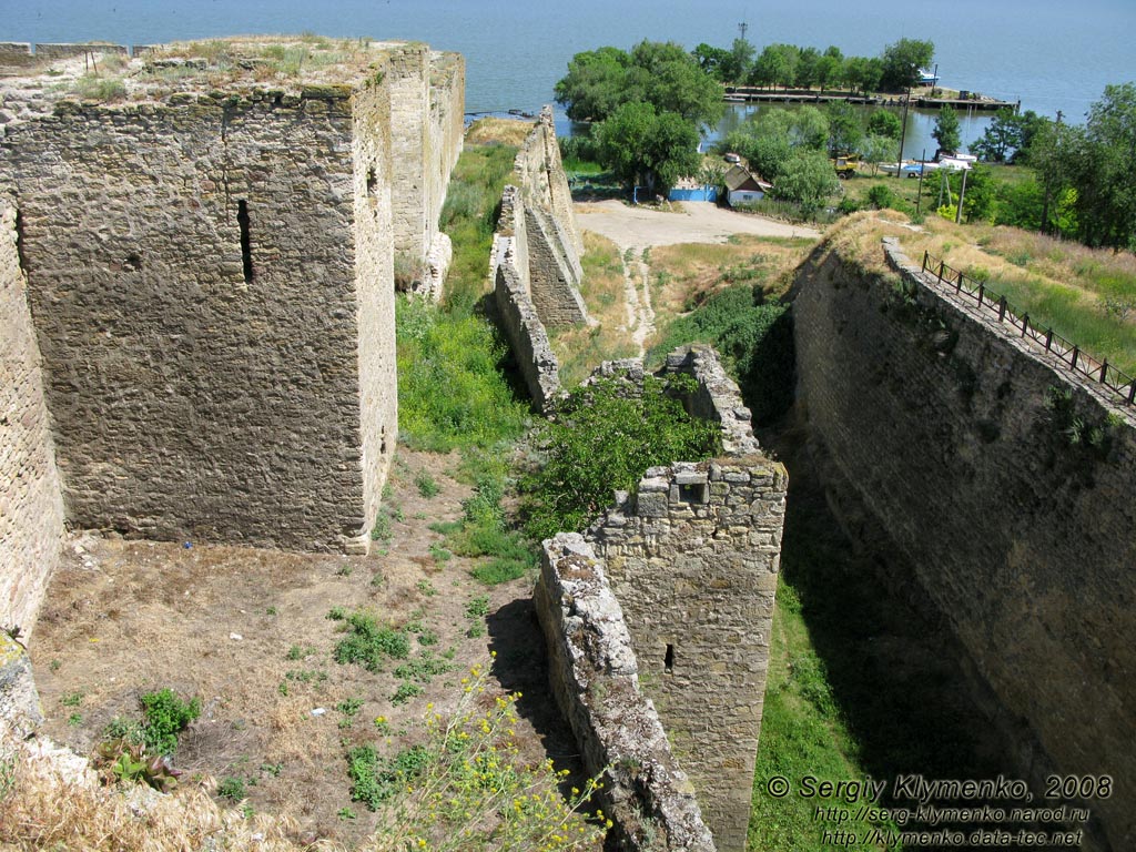 Белгород-Днестровская крепость XIII-XV веков. Одна из башен над сухим рвом, вид со стен крепости.