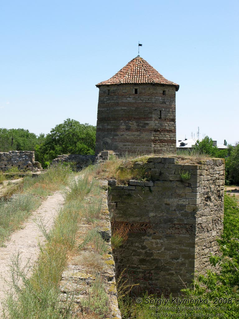 Белгород-Днестровская крепость, башня "Овидия" ("Девичья"). Вид с крепостных стен.