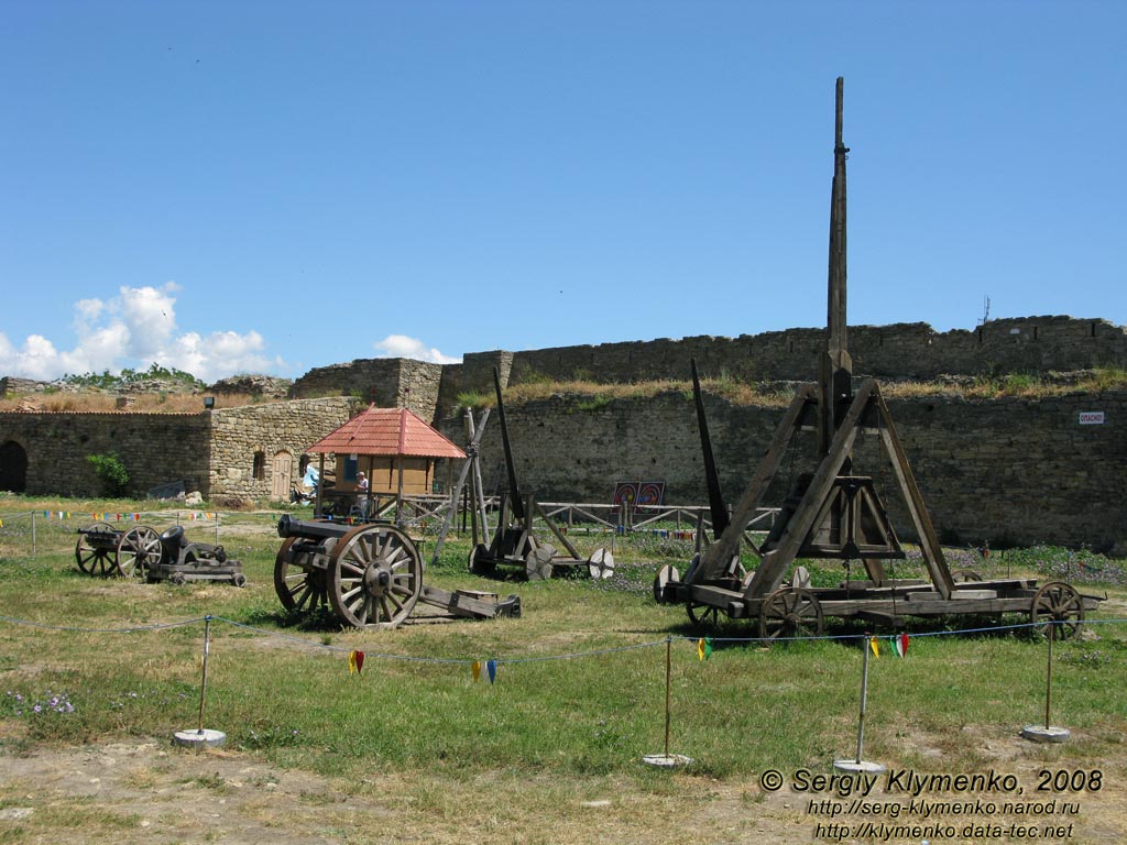 Белгород-Днестровская крепость. Выставка древнего оружия в Гарнизонном дворе крепости.