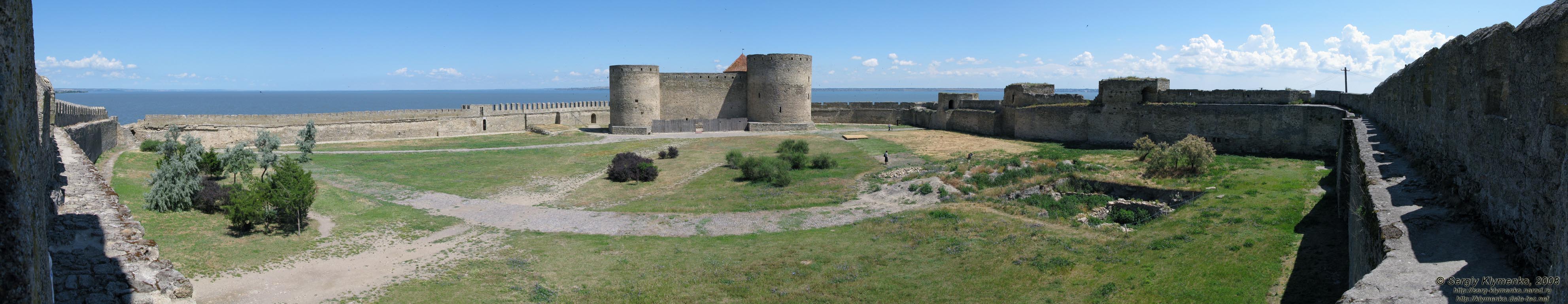 Белгород-Днестровская крепость, вид "Гарнизонного" двора от башни "Сторожевая" (панорама ~180°).