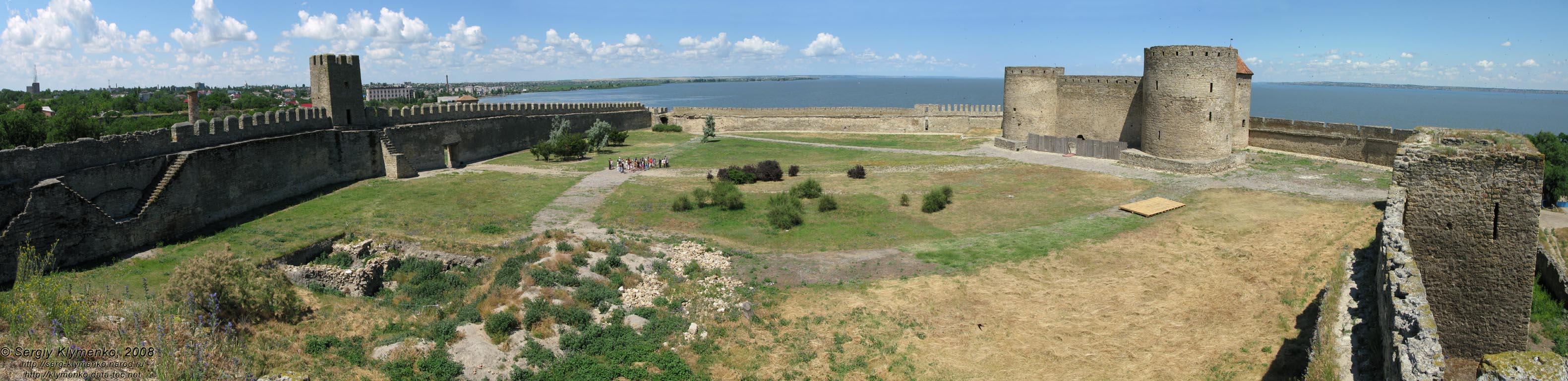 Белгород-Днестровская крепость, вид "Гарнизонного" двора с крепостных стен (панорама ~120°).