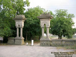 Одесская область. Измаил. Фото. Ворота старого воинского кладбища.