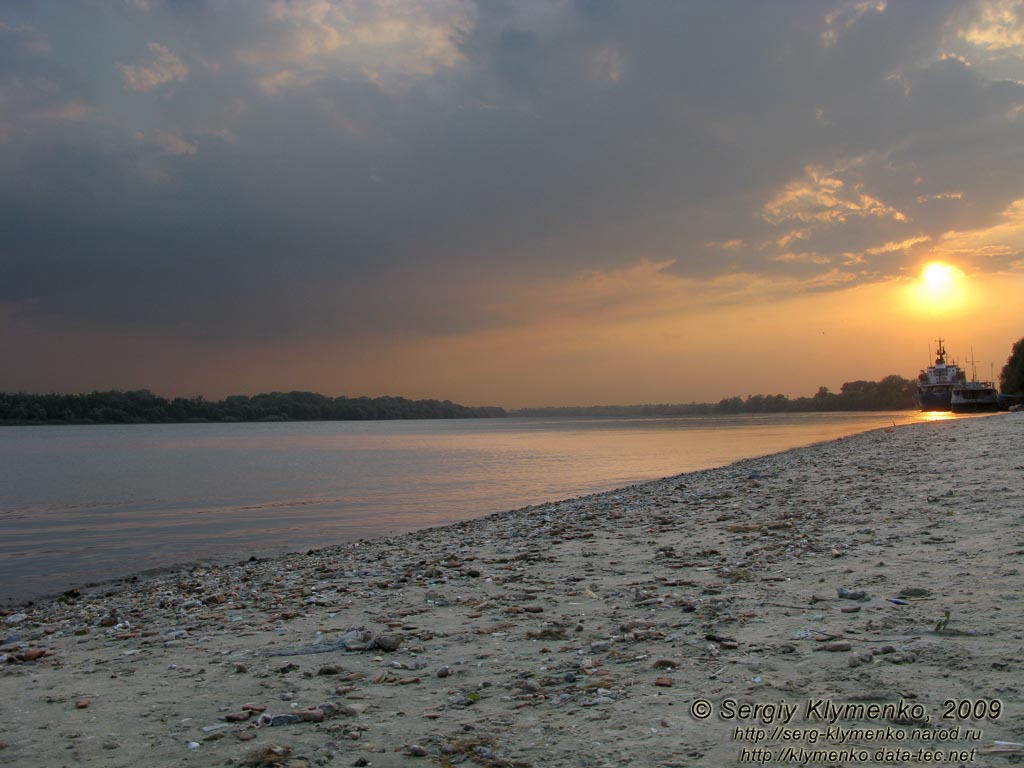 Одесская область. Измаил. Фото. Река Дунай (античное название - Истр). Возле кромки воды. Закат Солнца над Дунаем.