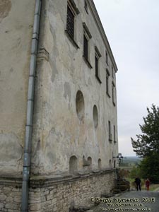 Львовская область. Олеско. Фото. Дорогой к входу в Олеский замок. Вид на Олеский замок со стороны парка (с востока).