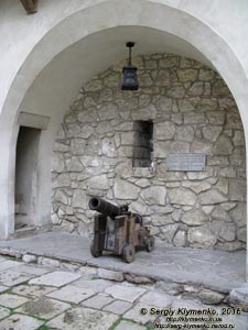 Львовская область. Олеско. Фото. Олеский замок. Старинная пушка в нише каменной стены, замыкающей внутренний двор замка с юго-запада.