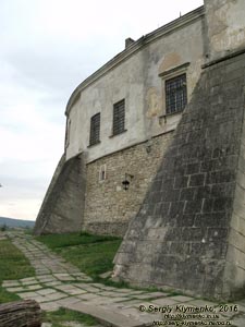 Львовская область. Олеско. Фото. Стены восточной части Олеского замка с контрфорсами.